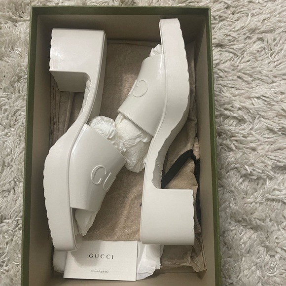 GUCCI WOMEN'S RUBBER SLIDE SANDAL - Picture 4 of 7